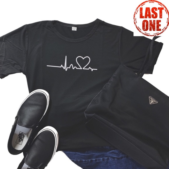Trés Chic et Unique Boutique Tops - Love Heartbeat Graphic Tee